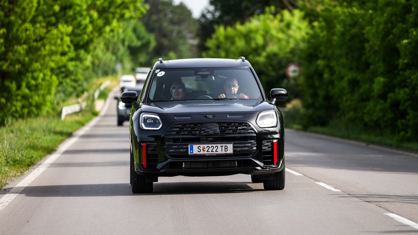 Новото MINI Countryman John Cooper Works - кросоувър и спортист в едно (галерия)