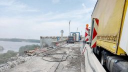 Премахват първите стоманобетонови панели на Дунав мост (снимки)