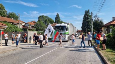 Протест срещу тировете през "Петрохан" блокира пътя София-Монтана при село Бързия (видео)