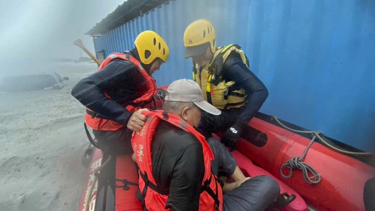 Тайфунът "Гаеми" взе две жертви в Тайван и потопи товарен кораб край бреговете на острова
