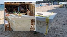 Античният саркофаг от плажа на "Св. Св. Константин и Елена" служил за маса в бар