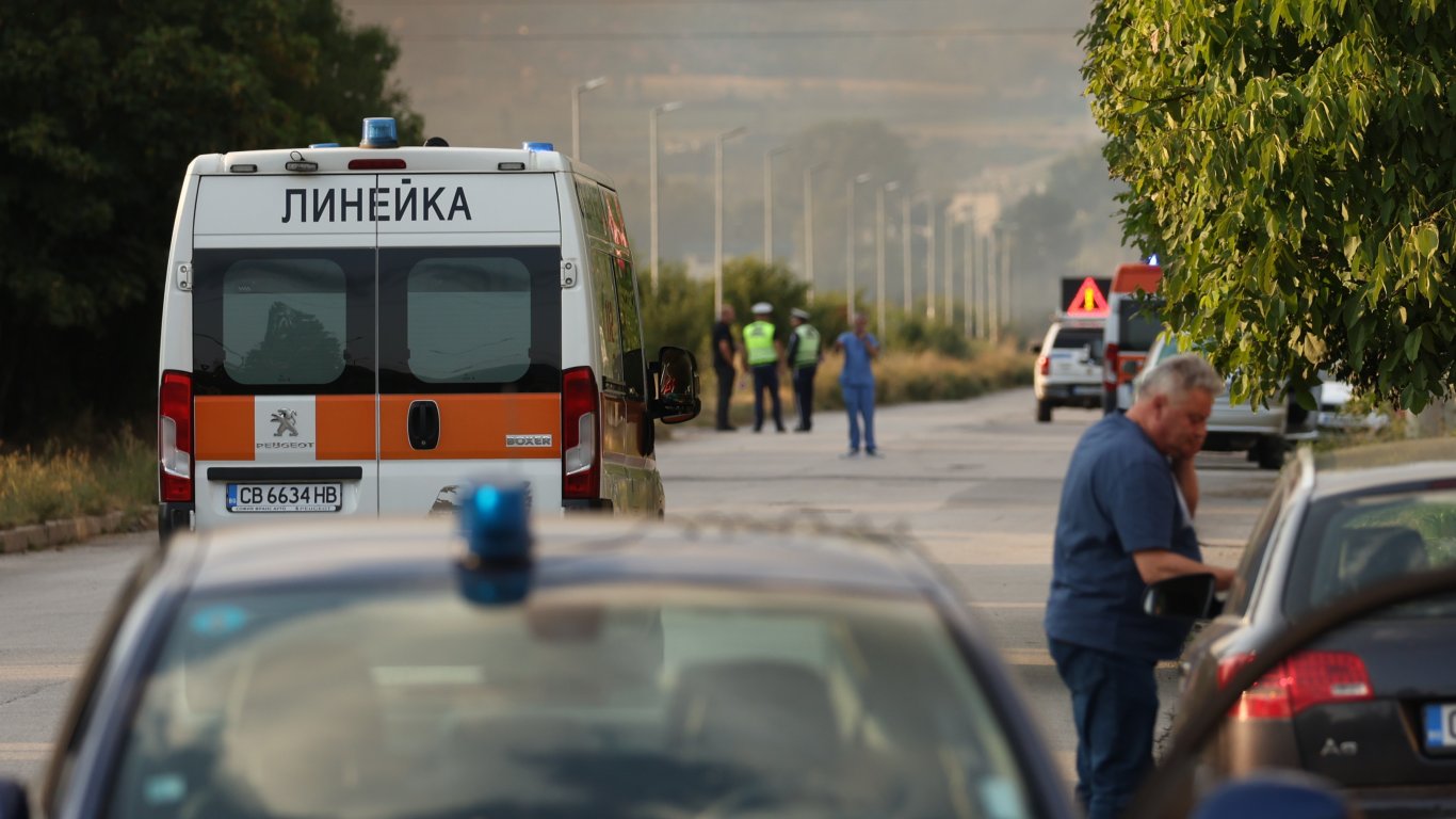 Несъвместимо с живота е състоянието на най-тежко пострадалата, борят се и за баща й