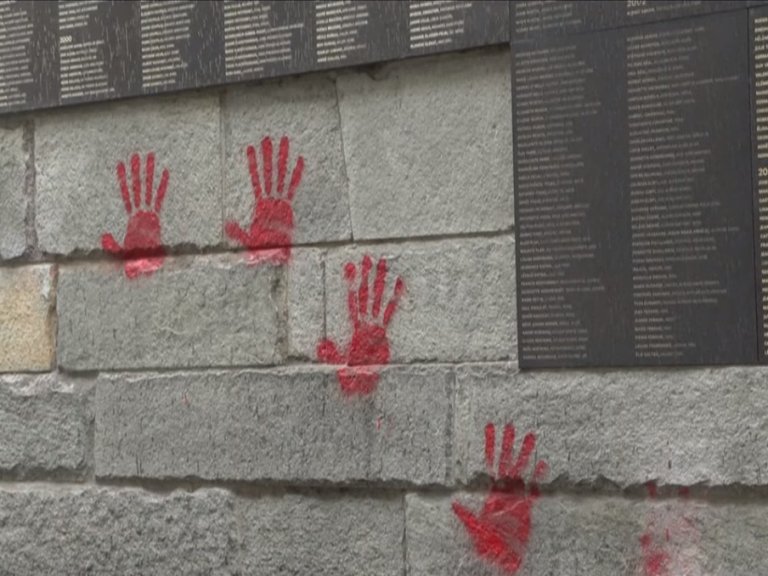 Задържаха трима българи, заподозрени в оскверняване на Мемориала на Холокоста в Париж