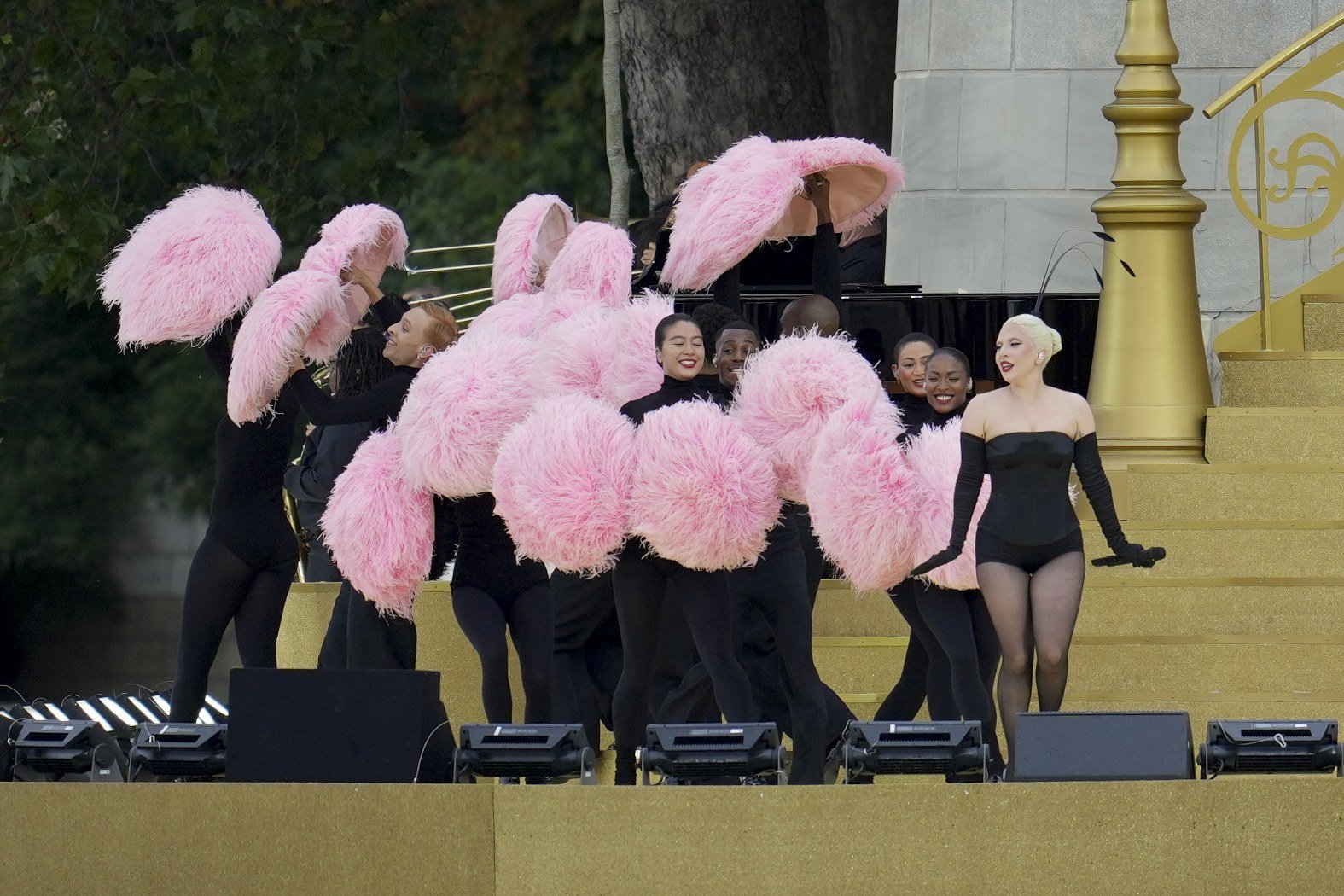 Лейди Гага беше музикалната изненада на организаторите