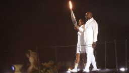 Главните герои на вечерта: Кои са родените в Гваделупа шампиони, запалили олимпийския огън?