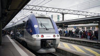 Трафикът на високоскоростните влакове във Франция бавно се нормализира след саботажа