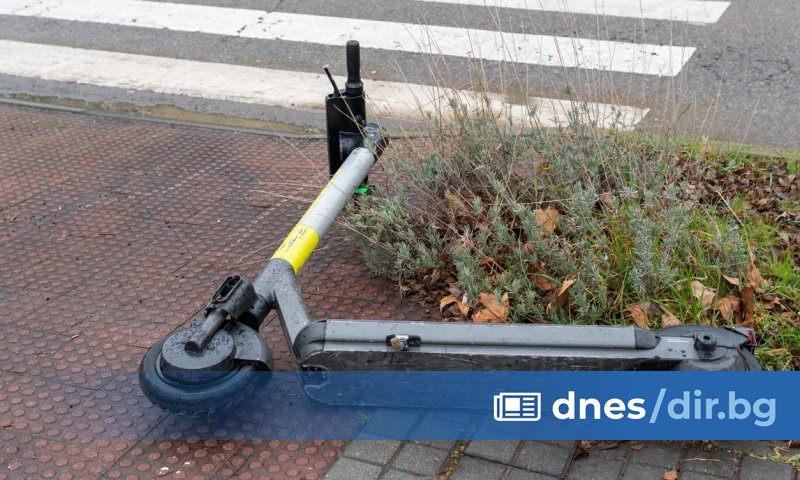 Баща и 10-годишният му син паднаха с тротинетка в Карнобат,