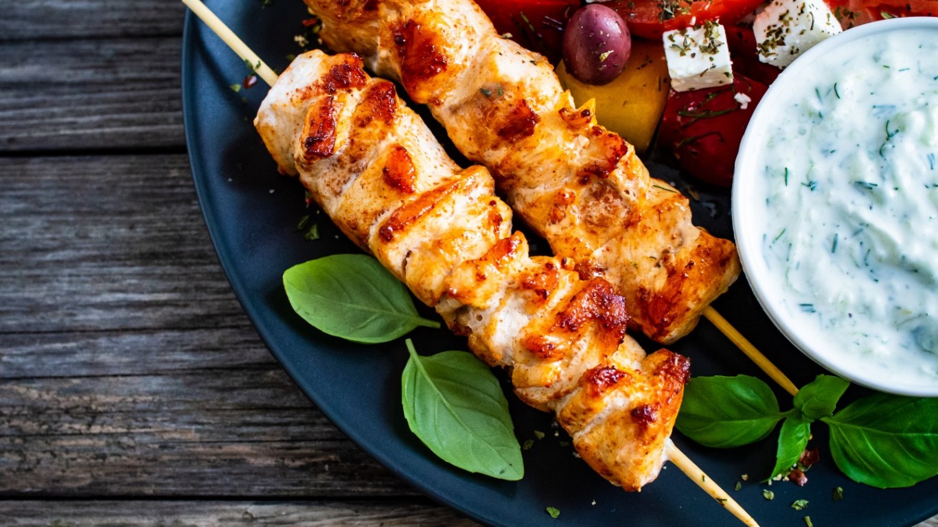 Любимият гръцки вкус в перфектна комбинация: Сувлаки на фурна или скара с лимонови картофи