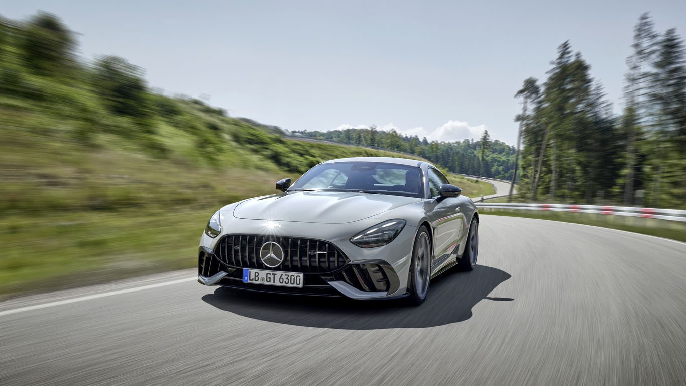 Новият Mercedes-AMG GT 63 Pro 4Matic+ е готов за състезания на писта