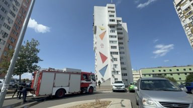 Евакуираха жена и 3 деца заради пожар в жилище в Бургас