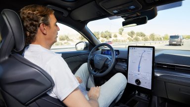 Водачите на Ford Mustang Mach-E ще могат да шофират без ръце в Европа