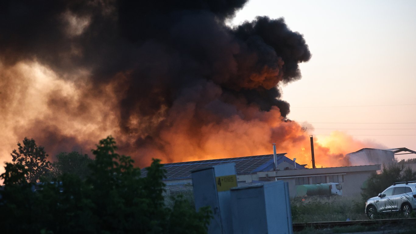 Пожарът в завод за отпадъци край Пловдив е потушен, няма замърсяване на въздуха