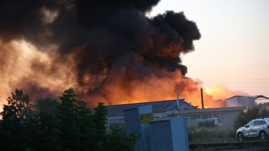 Пожарът в завод за отпадъци край Пловдив е потушен, няма замърсяване на въздуха