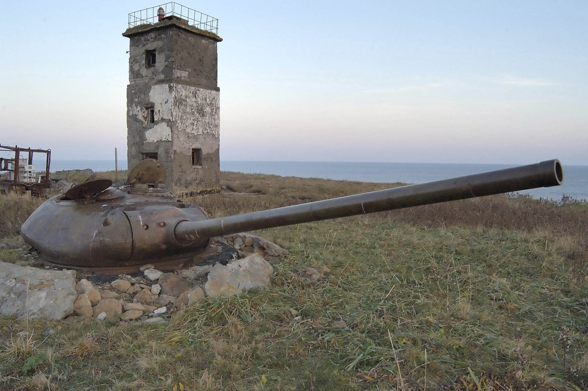 Останки от танк до фар в близост до Южно-Курилск, на остров Кунашири на Курилската верига