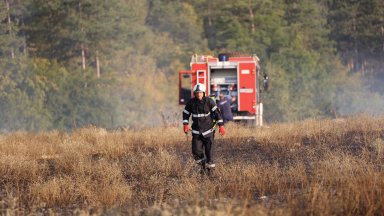 Пожарът при полигона край Благоевград е потушен, продължава гасенето при жп гара „Пейо Яворов“