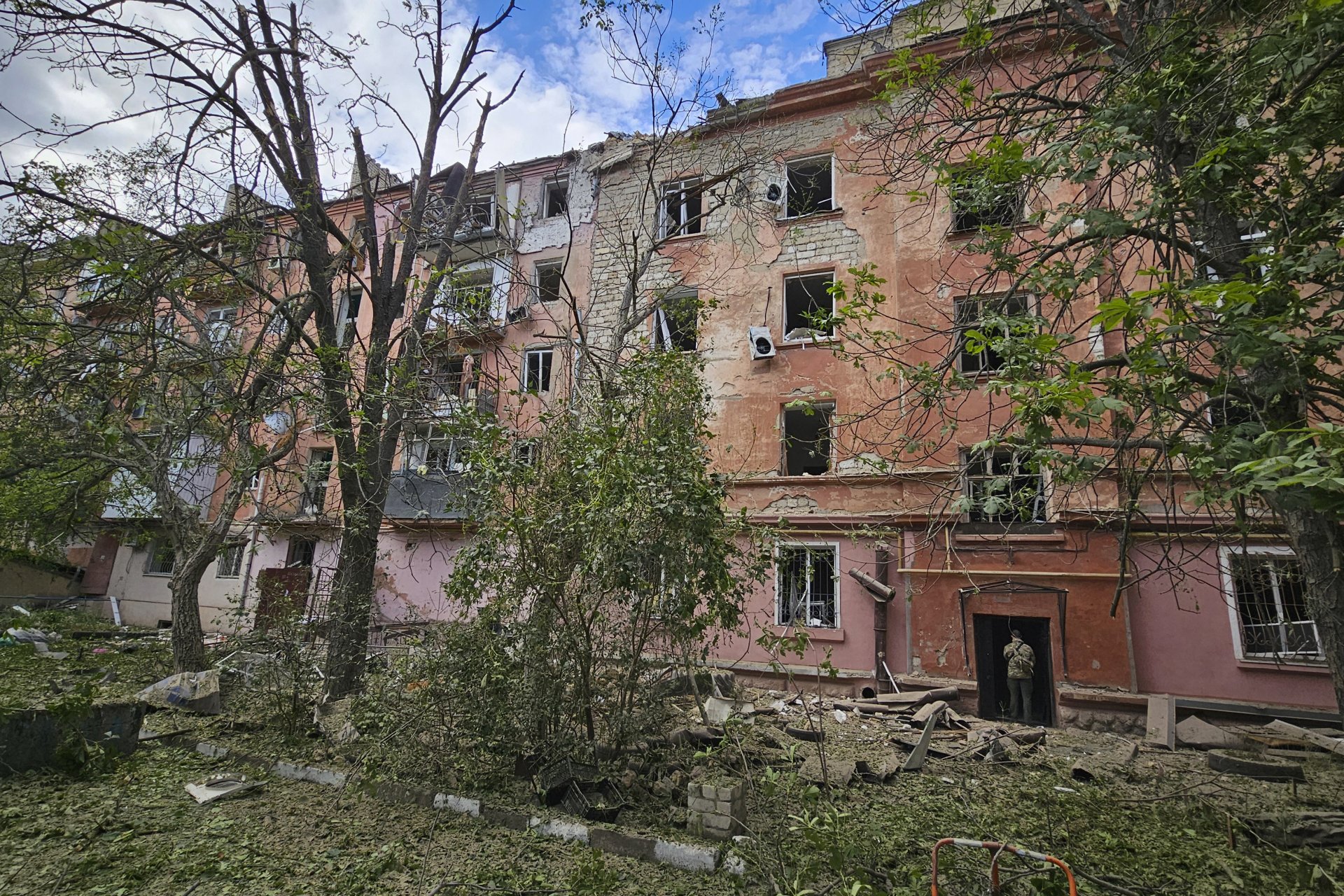 Жилищна сграда в град Херсон, разрушена след руска атака с управляеми бомби, 15 май 2024 година.