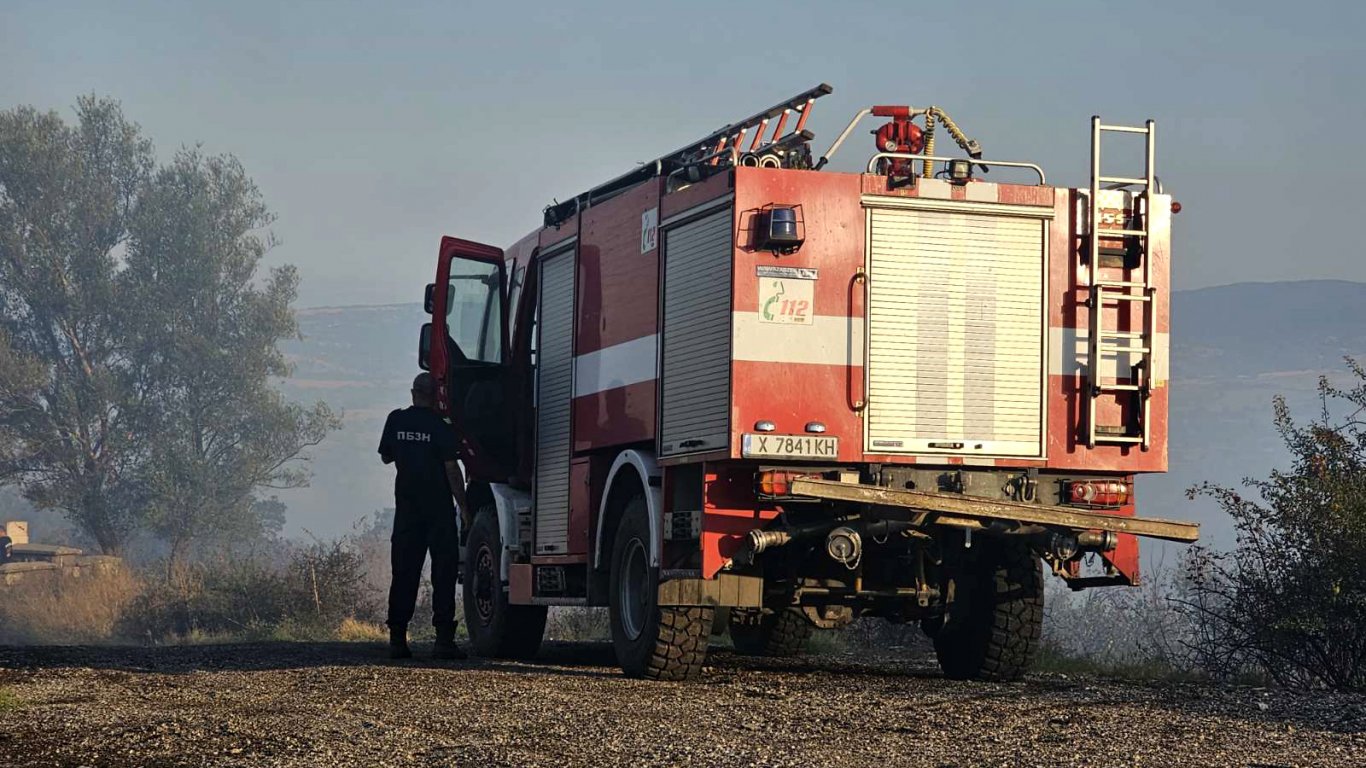 Двама огнеборци пострадаха при гасене на пожар край Вършец