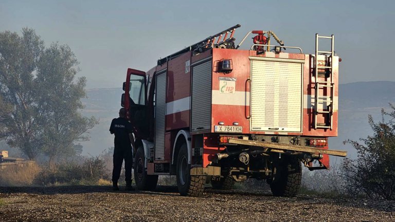 Голям пожар избухна край Нови хан, местните власти призоваха за помощ (видео)