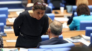 Депутатите приеха на първо четене промените в Народните представители