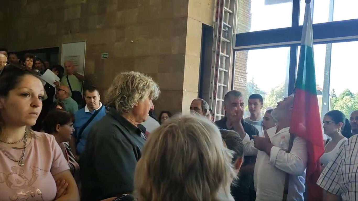 След 3 г. безводие гневни жители на село Самораново нахлуха в община Дупница 
