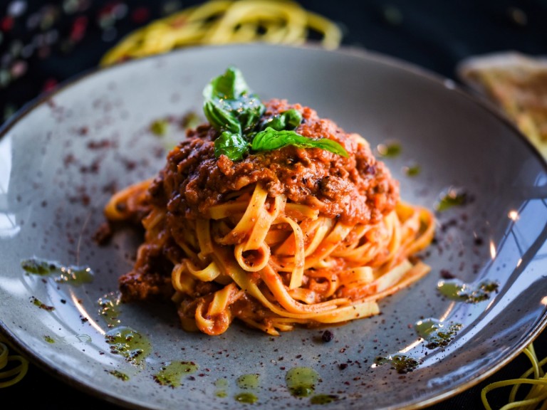 Спагети болонезе, но по-така