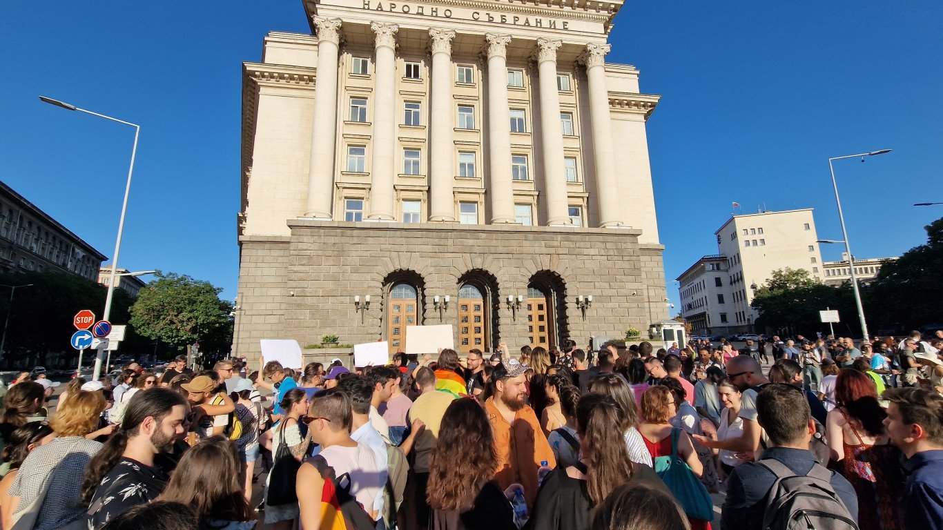 Втора поредна вечер протестираха срещу забраната за пропаганда на нетрадиционна сексуална ориентация