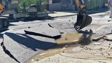 Пробив във водопровод остави центъра на Хасково без вода