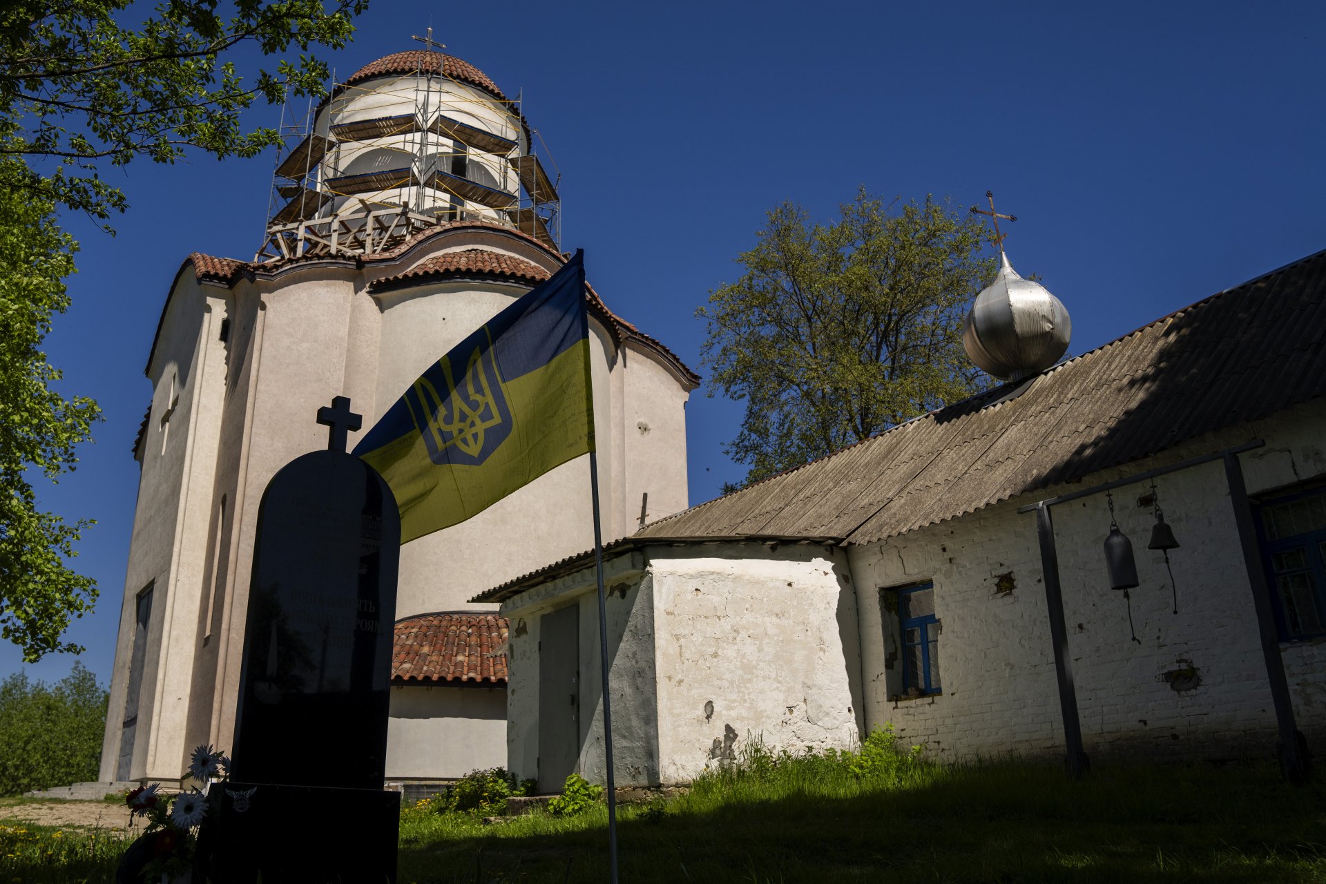 Украинското национално знаме се вее до стара и нова църква в село Липовка близо до западния град Лвов, 30 април 2024 г. 