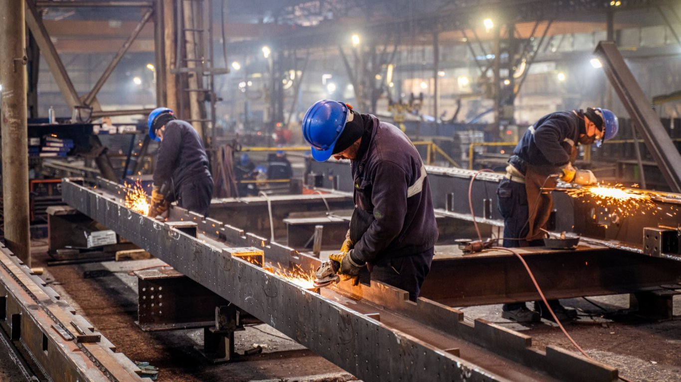 Промишлеността в бездна: Октомврийски срив след лятна илюзия