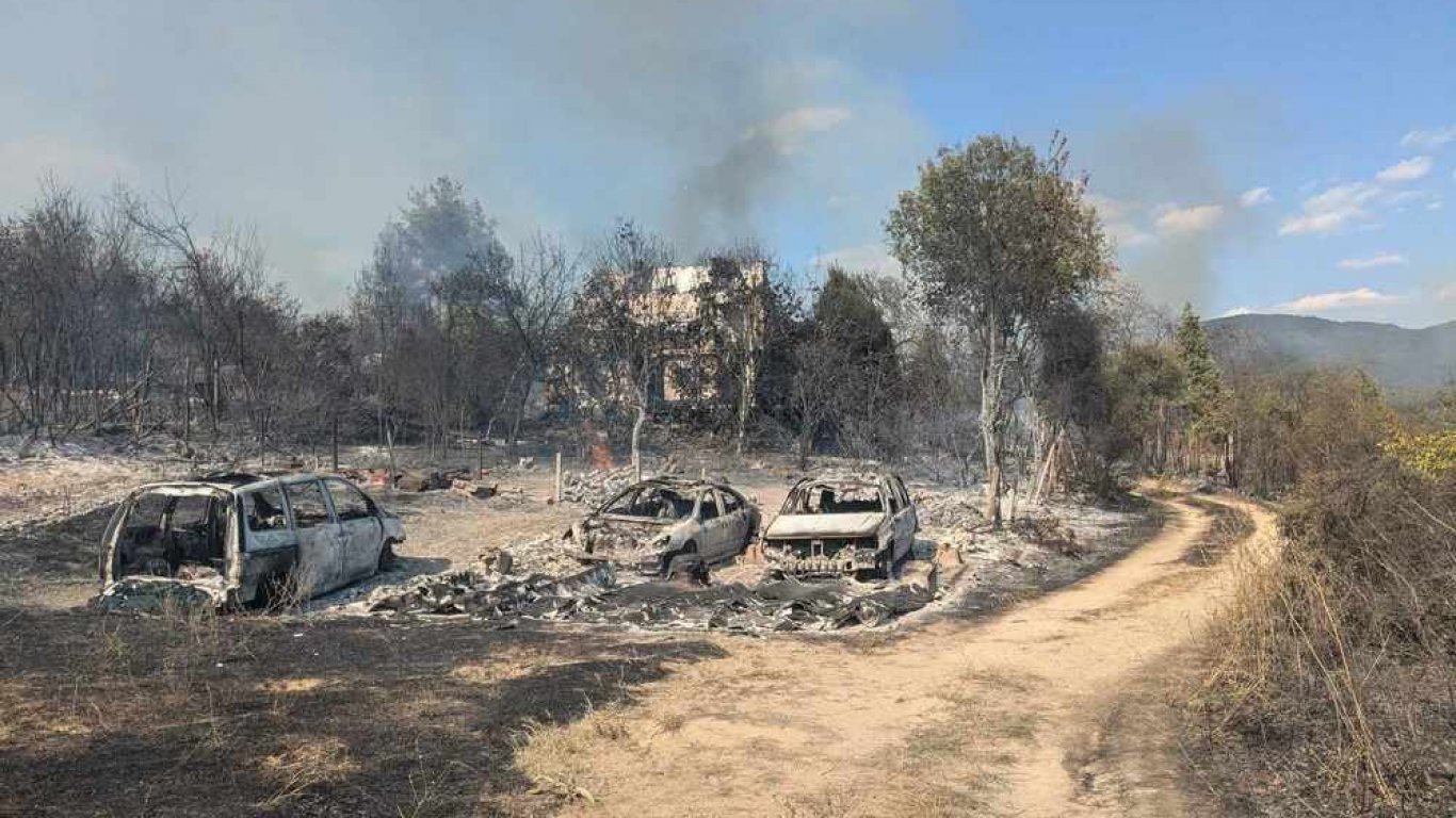 Огнен ад и днес: Бедствено положение в Харманли, изгоряха вили в Брезово, пожар задими АМ "Струма" 