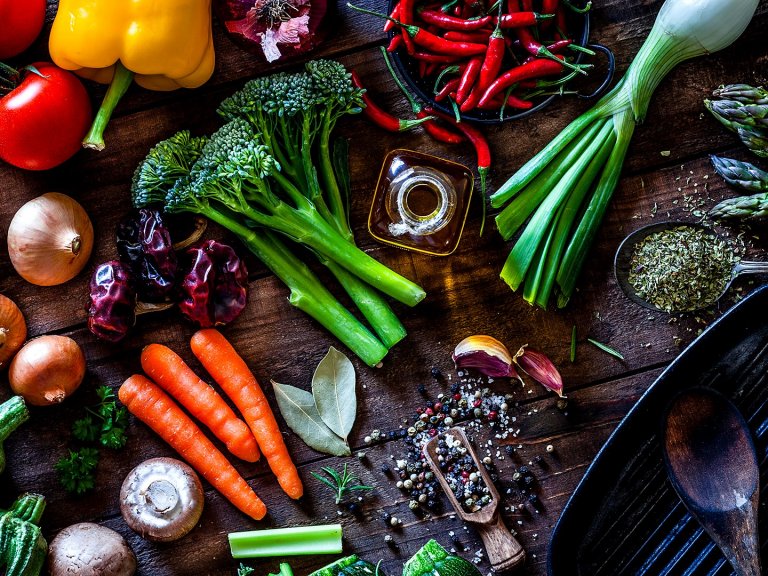 Топла, студена или холова: Коя гарнитура с кое ястие си отива