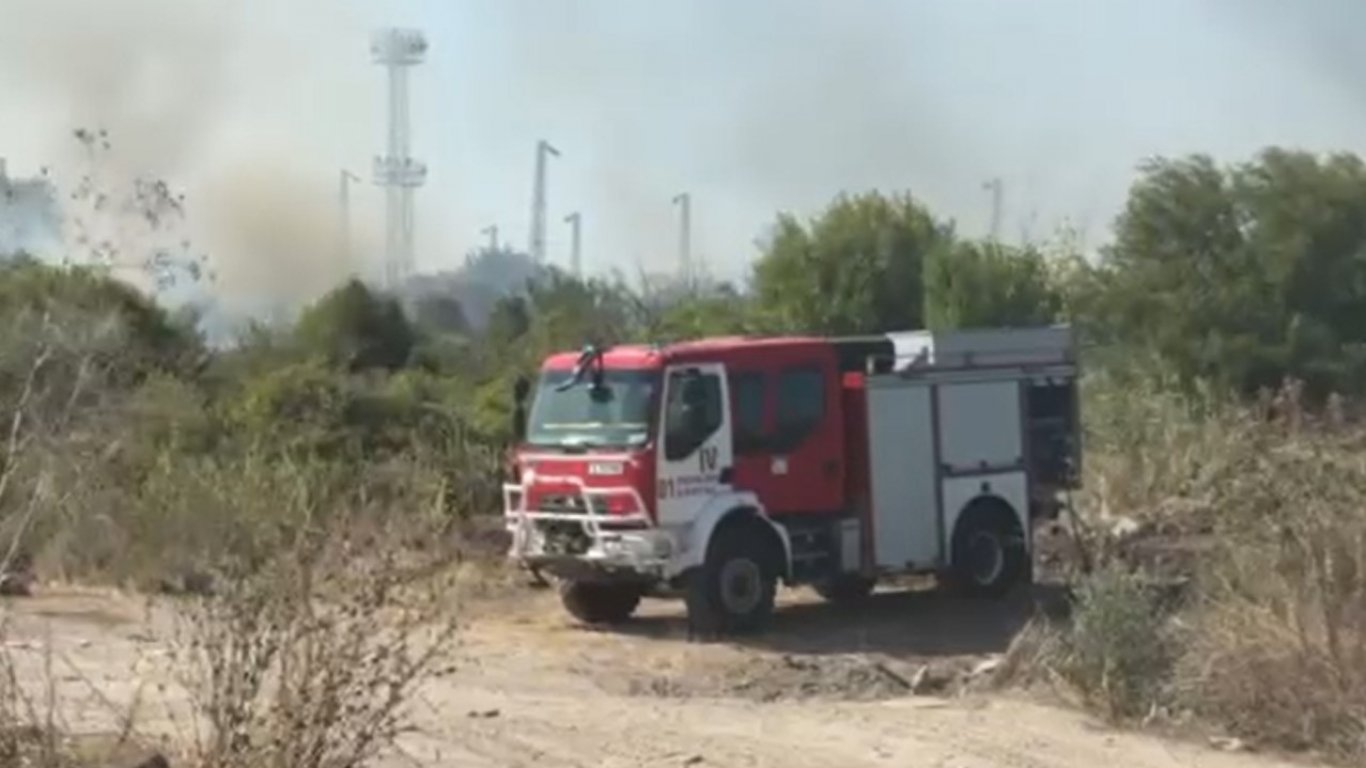 Пожар избухна край жп гарата в промишлената зона на Бургас (видео)