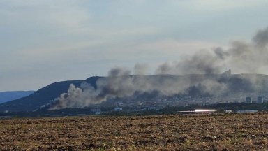 Пожарът, който гори в складове на бившия ремонтен завод в Шумен, бе локализиран