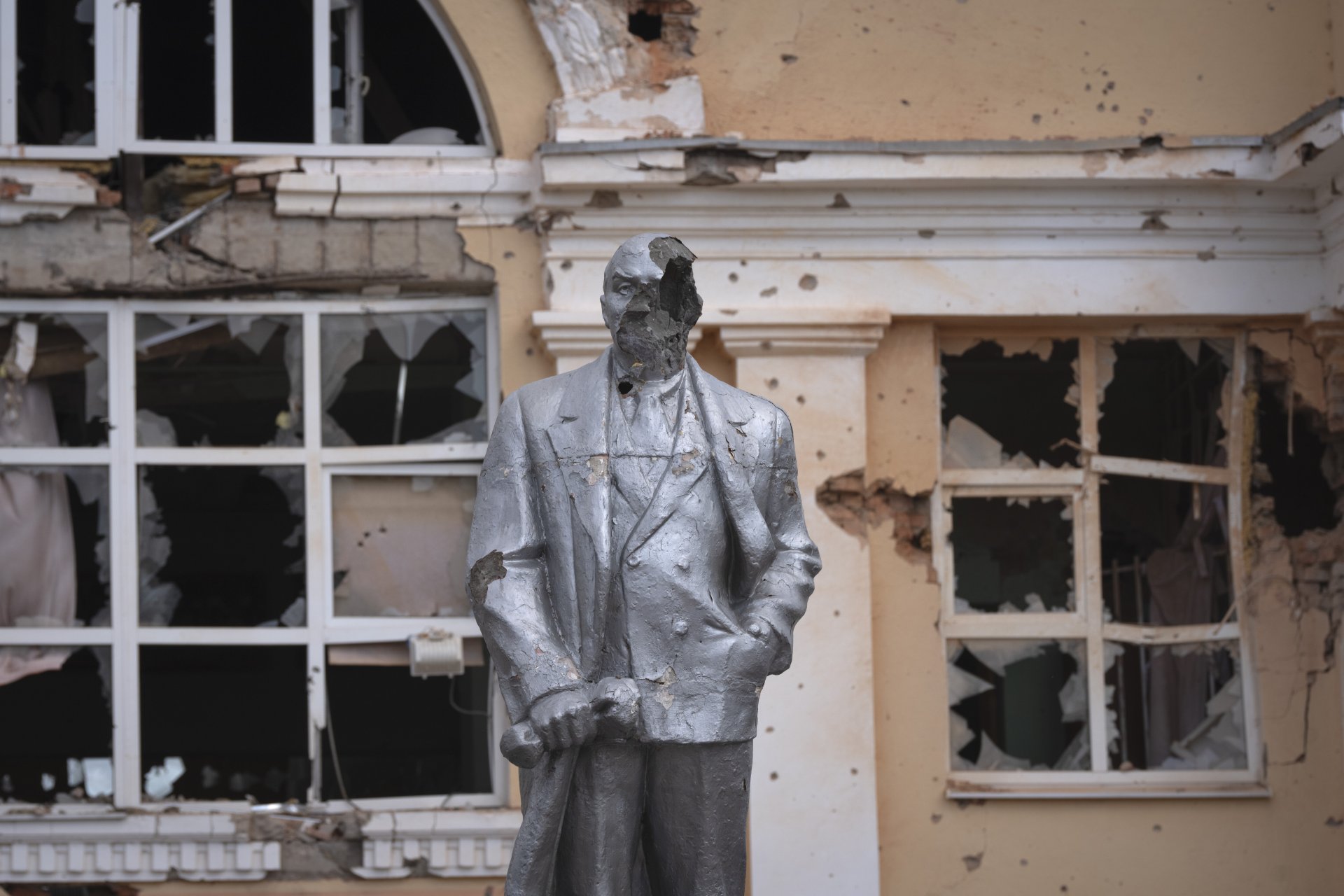 Повреден паметник на съветския основател Владимир Ленин стои на централен площад в Суджа, област Курск Повреден паметник на съветския основател Владимир Ленин стои на централен площад в Суджа, област Курск