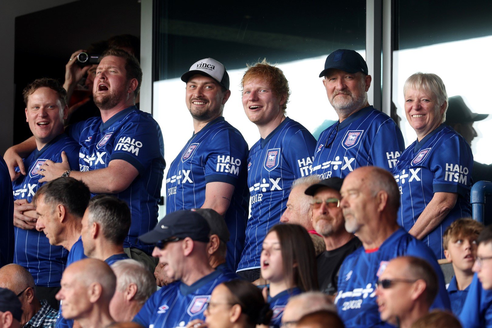 Ed Sheeran dans les tribunes lors du premier match de la saison à Ipswich