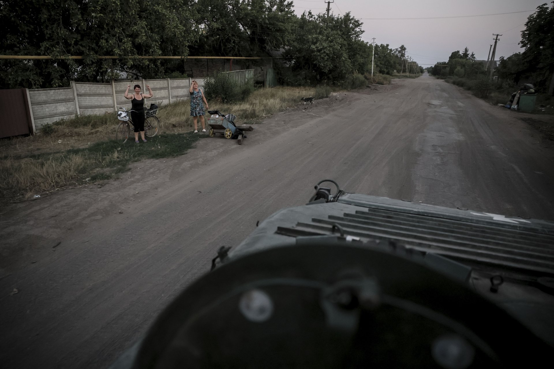 Местни жители приветстват украински войници близо до град Часов Яр, Бахмутски окръг, Донецка област, 17 август 2024 г. 