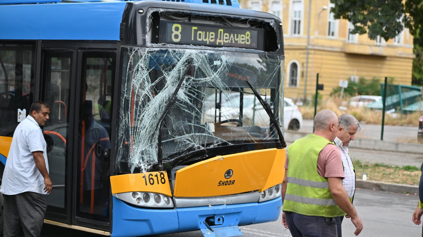 Два тролейбуса се блъснаха до спирка "Александровска болница" в София 