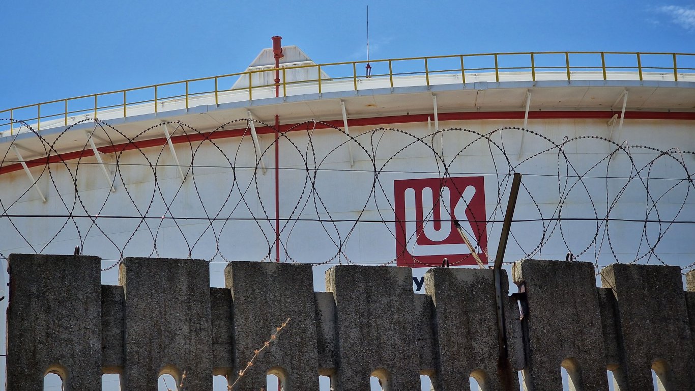 ЕК успокоява България за доставките на горива, но цените остават под натиск