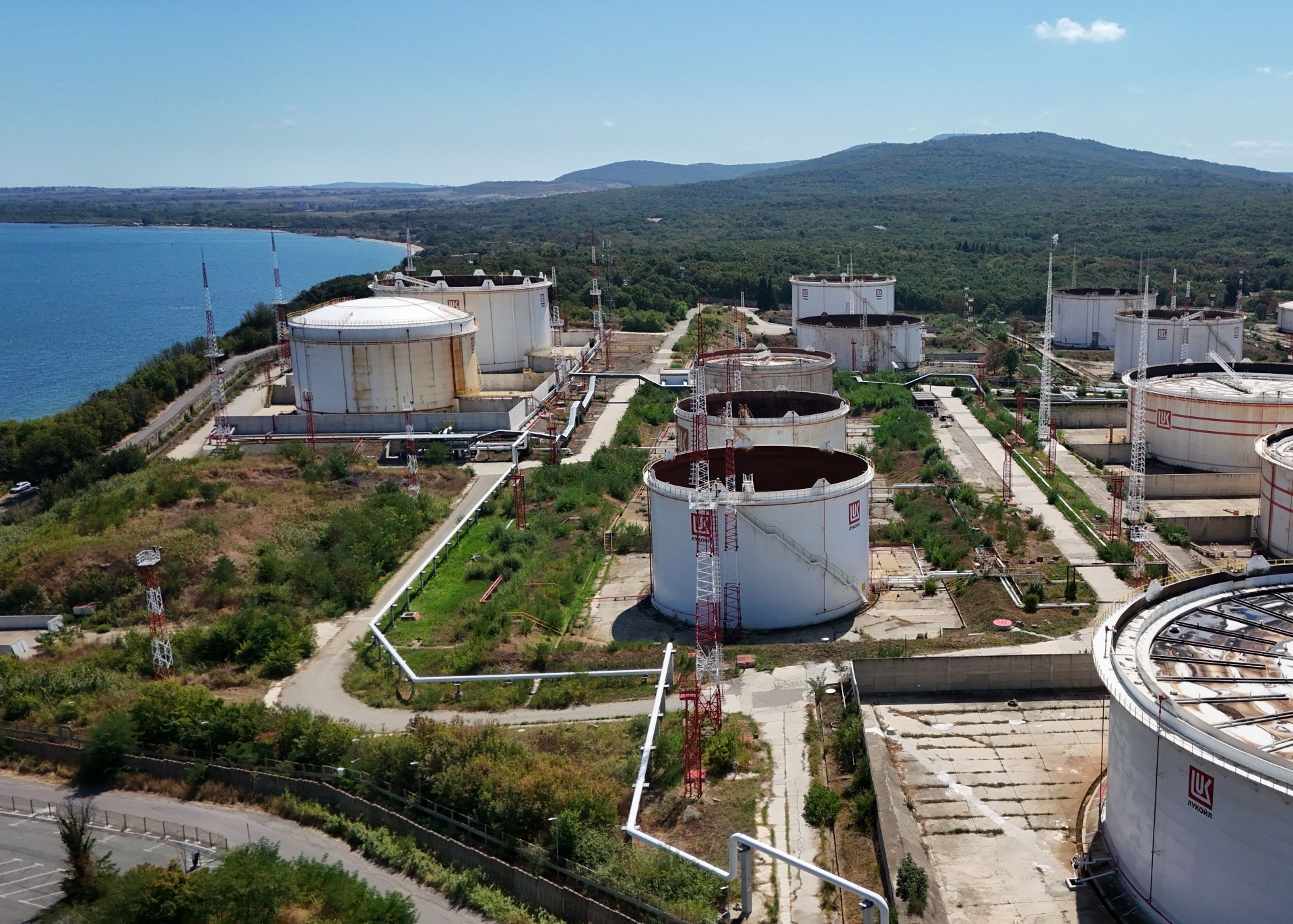 Нефтената база на "Лукойл Нефтохим" на Росенец край Бургас