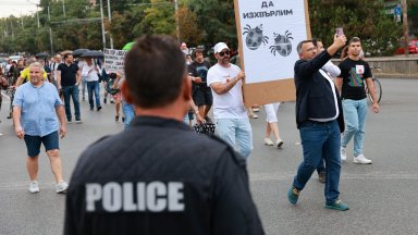 Протест за оставката на Калин Стоянов блокира за кратко Орлов мост (снимки)