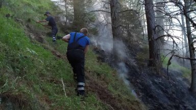 Продължава потушаването на пожар в Рила Екипи от Пожарната в