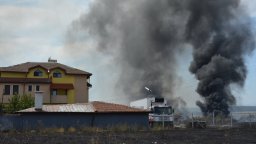 Пожар затвори пътя между Хасково и Димитровград, прехвърли се и в двора на завод