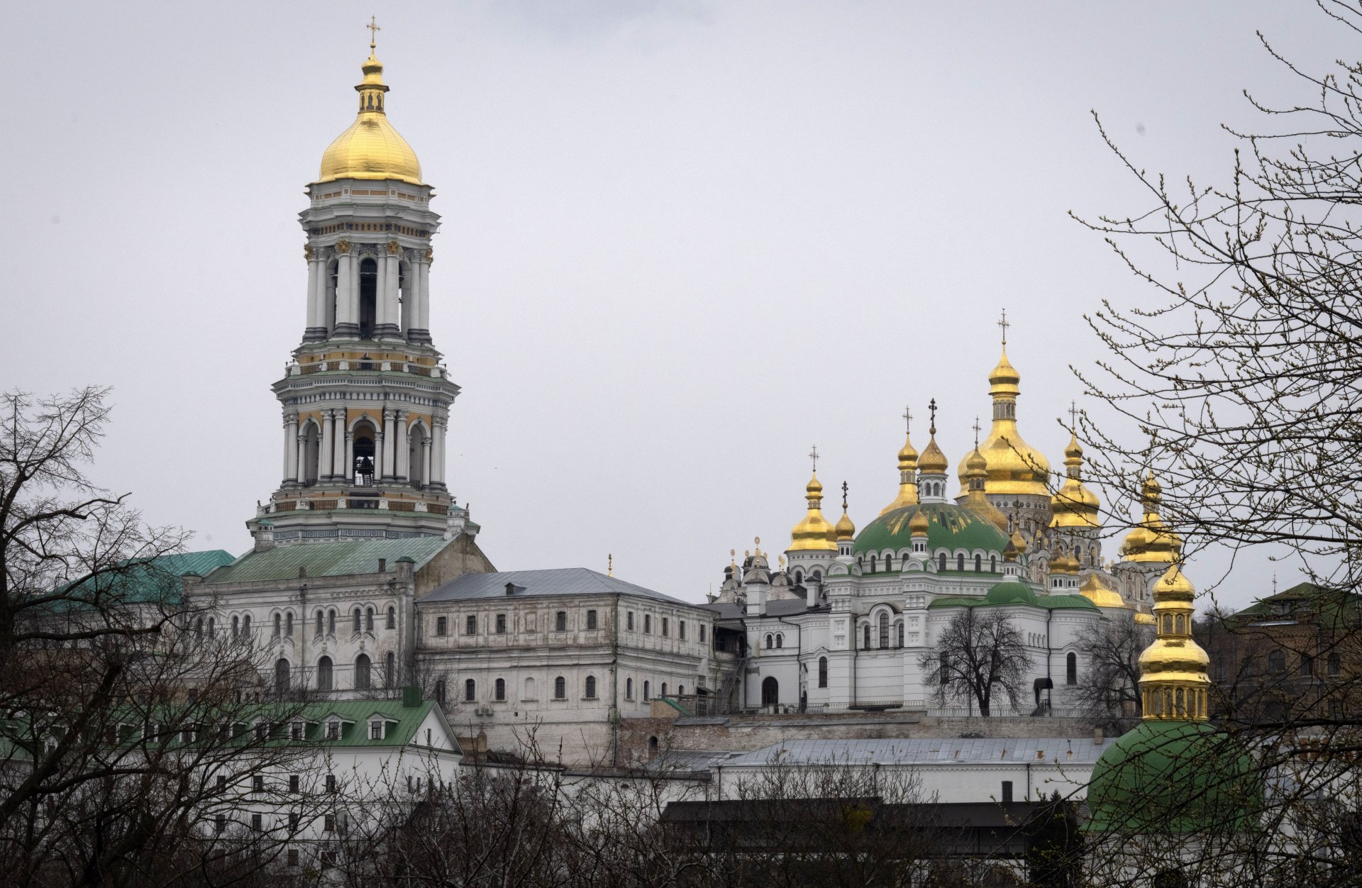 Манастирът, известен като Киевско-Печорската лавра, е една от най-големите светини на православието в Украйна