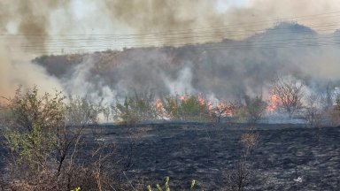 Сметище за строителни отпадъци пламна край Харманли