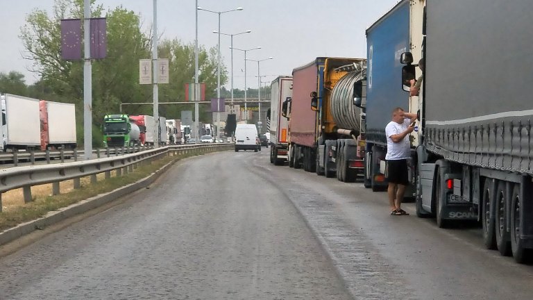 Служебният премиер разпореди мерки за тапата на "Дунав мост", отделят тировете на два потока