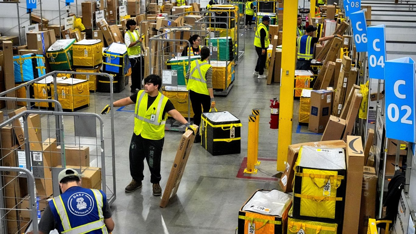 Amazon: Анализ на пазарната позиция и конкуренцията на западните пазари
