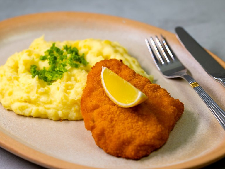 Класически шницел с картофено пюре