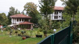 Багер влезе в бившия сарай на Ахмед Доган в "Бояна"