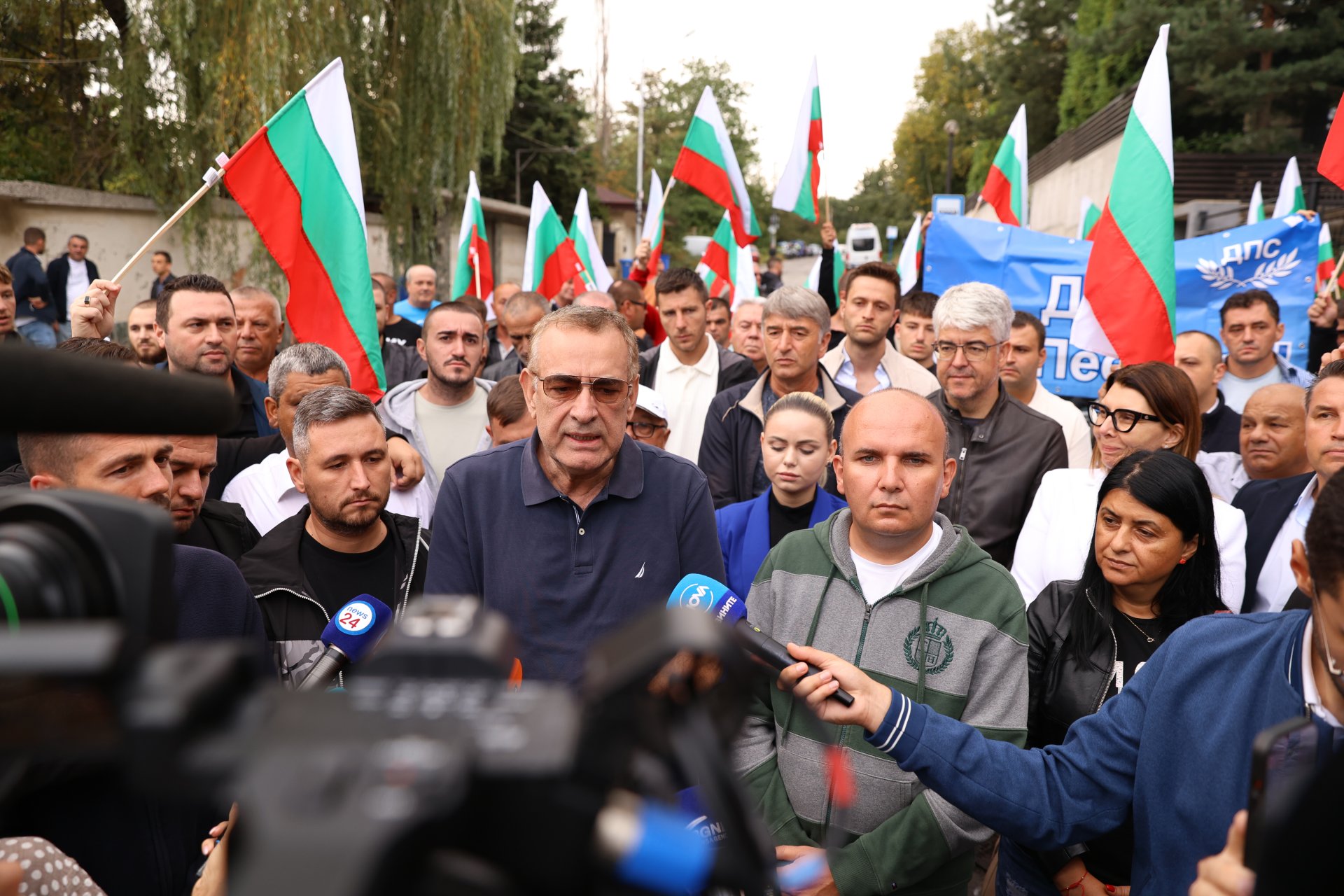 Tрети ден поддръжници на Ахмед Доган се събират от цялата страна пред Сараите в Бояна, за да го подкрепят. На снимката (от ляво надясно): Джевдет Чакъров, Илхан Кючюк