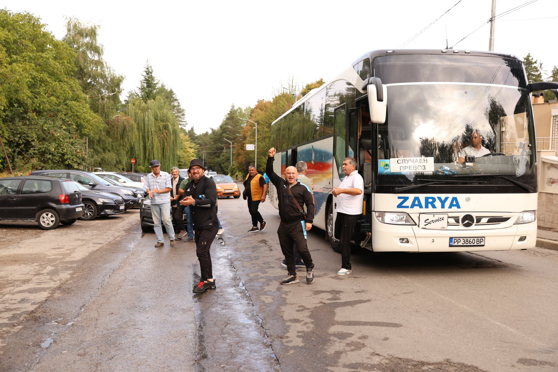 Симпатизанти дойдоха на място с автобуси